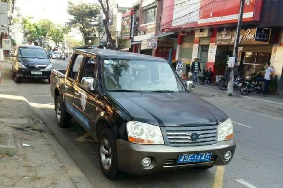 Phạt xe biển xanh vi phạm từ thông tin người dân phản ánh qua Facebook - 1
Chiếc xe biển số xanh của Quy tắc đô thị phường Bình Thuận đậu đè lên vạch dừng đỗ của xe buýt