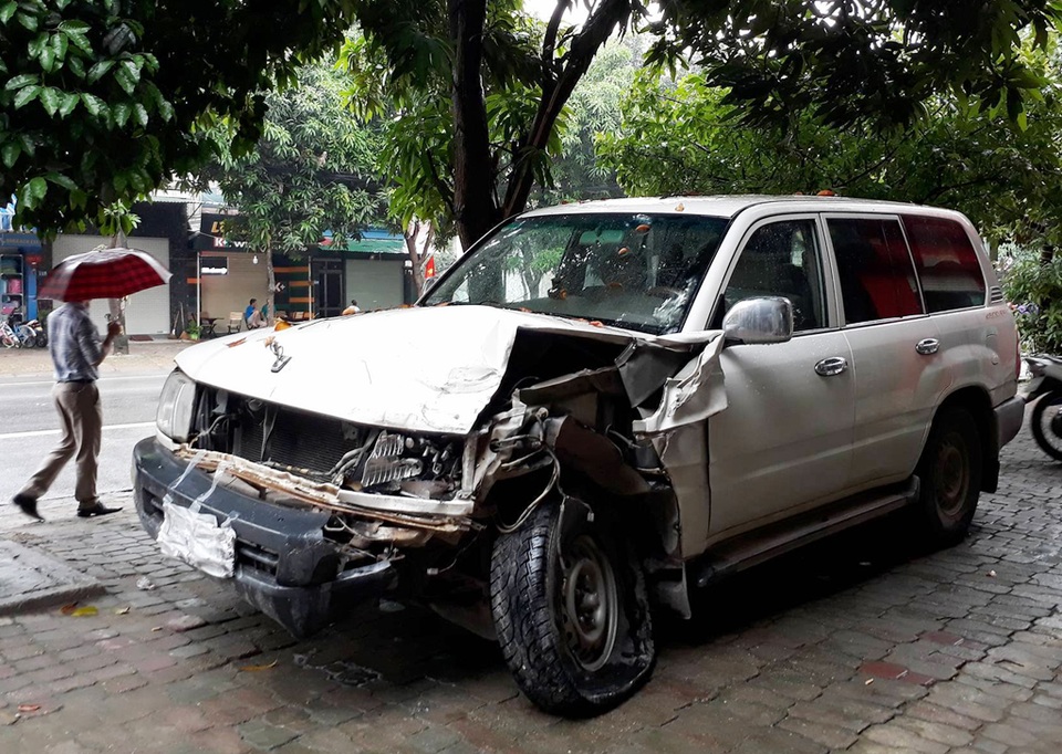 Đậu bên đường, xe tải bị xe biển xanh “ủi” nát đầu - 2 Ô tô biển xanh cũng bị hư hỏng phần đầu