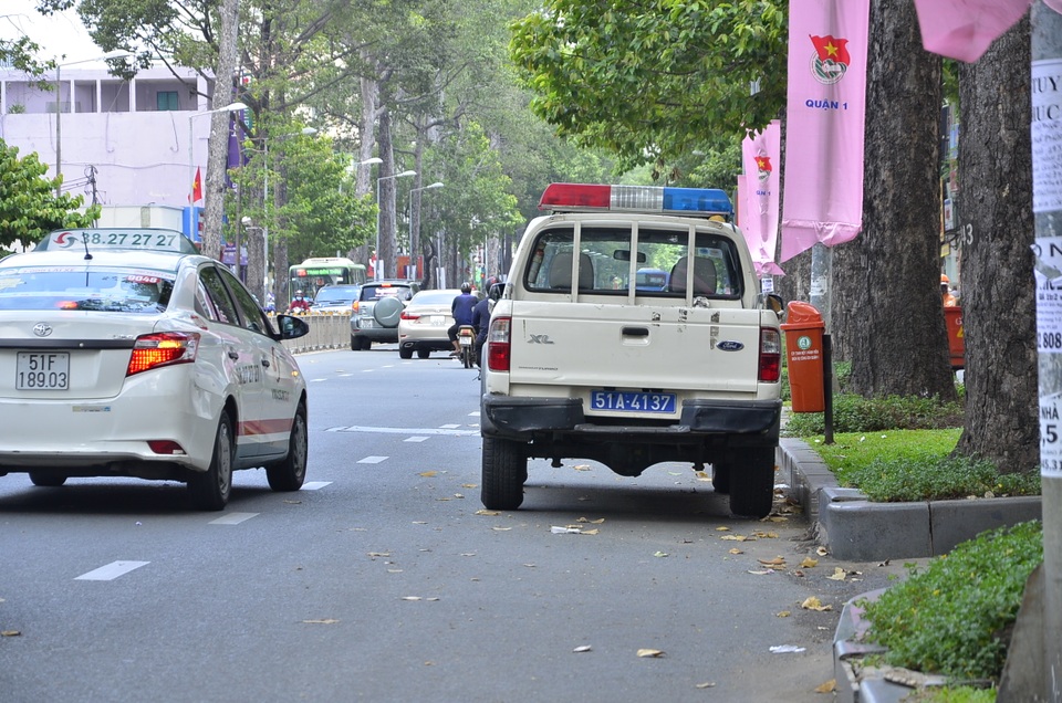 Xe công an phường "sạch bóng" trên vỉa hè quận 1 - 1 Xe công an phường "sạch bóng" trên vỉa hè quận 1 - 1
