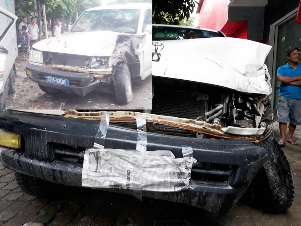 Đậu bên đường, xe tải bị xe biển xanh “ủi” nát đầu - 3 Xe ô tô đã bị dán kín biển và xe sau khi xảy ra va chạm (ảnh nhỏ)