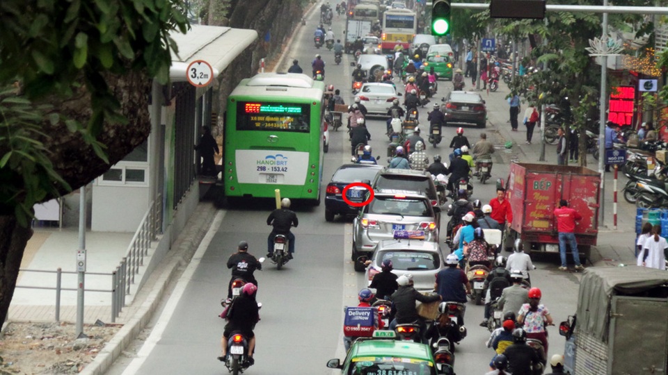Xe biển xanh, biển đỏ “lạc” vào làn xe buýt nhanh - 2
Mặc dù trên làn đường dành cho xe buýt nhanh đều có biển cảnh báo, phía dưới có vạch sơn kẻ đường nhưng nhiều người điều khiển phương tiện, trong đó có cả xe biển xanh vẫn “làm ngơ”.