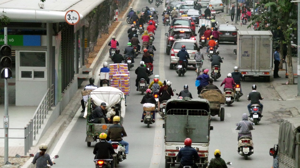 Xe biển xanh, biển đỏ “lạc” vào làn xe buýt nhanh - 1 Theo phương án phân luồng, tổ chức giao thông, xe buýt nhanh chạy ở làn đường riêng trên hầu hết tuyến Kim Mã - Bến xe Yên Nghĩa, chỉ một số đoạn ngắn chạy chung với phương tiện khác, gồm đoạn Yên Nghĩa - ngã ba Ba La, Giang Văn Minh - Kim Mã và Kim Mã - Giảng Võ. Tuy nhiên, theo ghi nhận của PV Dân trí, rất nhiều ô tô, xe máy vẫn vô tư lưu thông trên làn đường dành riêng cho xe buýt nhanh.