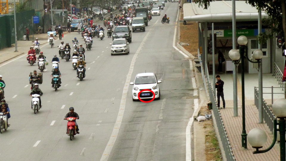 Xe biển xanh, biển đỏ “lạc” vào làn xe buýt nhanh - 6 “Chỉ những trường hợp quy định tại Điều 22 khoản 2 Luật giao thông đường bộ 2008 và được hướng dẫn cụ thể tại Nghị định số 109/2009/NĐ-CP mới được đi vào làn đường của BRT. Nếu là xe biển xanh, biển đỏ nhưng không thuộc các trường hợp này thì vẫn bị xử lý vi phạm hành chính bình thường theo Nghị định 46/2016/NĐ-CP.” - luật sư Trương Anh Tú nhấn mạnh.