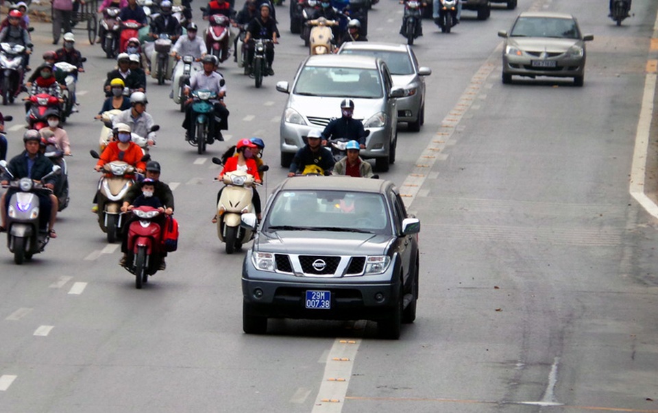 Xe biển xanh, biển đỏ “lạc” vào làn xe buýt nhanh - 7 Các phương tiện đi vào làn của BRT sẽ phạm lỗi “Đi không đúng phần đường, làn đường quy định”. Người điều khiển ô tô chạy sai làn sẽ bị phạt từ 800.000 đến 1.200.000 đồng; mức phạt đối với người điều khiển mô tô, xe gắn máy là từ 300.000 đến 400.000 đồng.