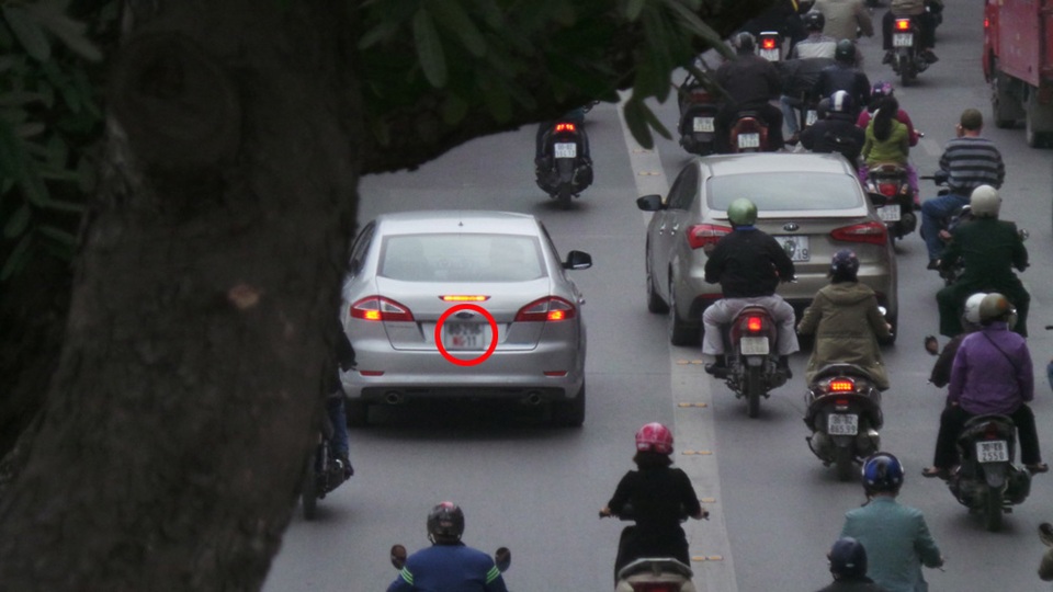 Xe biển xanh, biển đỏ “lạc” vào làn xe buýt nhanh - 5 Theo Luật sư Trương Anh Tú (Văn phòng Luật sư Trương Anh Tú - Đoàn Luật sư TP Hà Nội), không phải tất cả các xe biển xanh, biển đỏ đều được quyền ưu tiên. Điều 22 khoản 2 và khoản 1 các điểm a, b, c Luật giao thông đường bộ 2008 quy định: Xe chữa cháy đi làm nhiệm vụ; Xe quân sự, xe công an đi làm nhiệm vụ khẩn cấp, đoàn xe có xe cảnh sát dẫn đường; Xe cứu thương đang thực hiện nhiệm vụ cấp cứu khi đi làm nhiệm vụ phải có tín hiệu còi, cờ, đèn theo quy định; không bị hạn chế tốc độ; được phép đi vào đường ngược chiều, các đường khác có thể đi được, kể cả khi có tín hiệu đèn đỏ và chỉ phải tuân theo chỉ dẫn của người điều khiển giao thông.