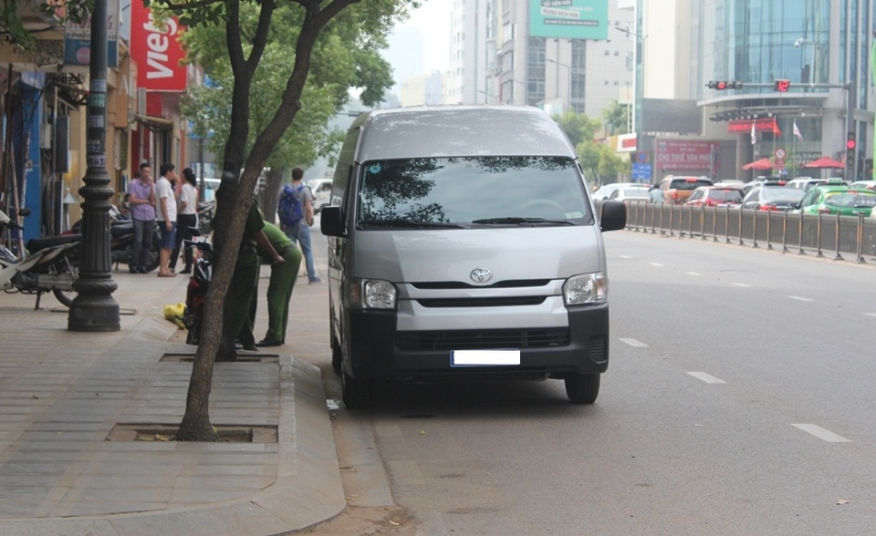 Xe biển xanh thuộc Công an TPHCM đậu chiếm dụng lòng đường