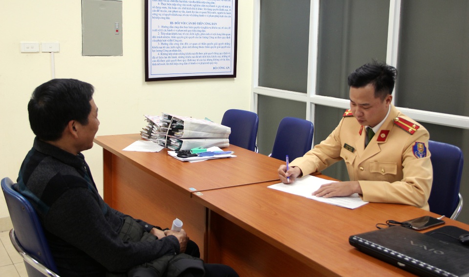 Hà Nội: Lộ diện tài xế ô tô biển xanh đi vào làn buýt nhanh - 2
Tài xế H. làm việc với cơ quan công an.