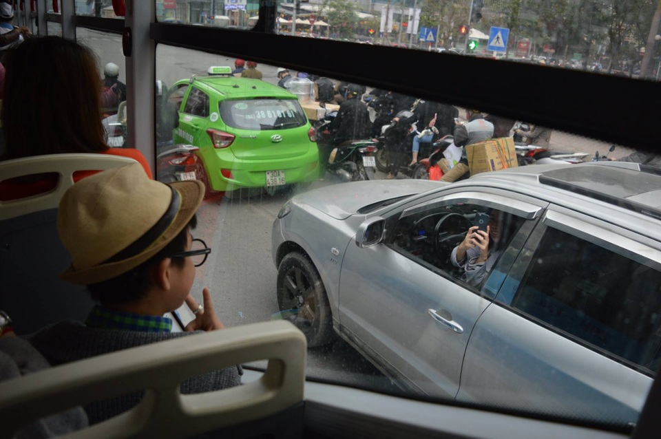 Bức hình "Mẹ đi 4 bánh chụp hình con ngồi BRT" được cộng đồng mạng tán thưởng - 1
Bức hình được cộng đồng mạng tán thưởng