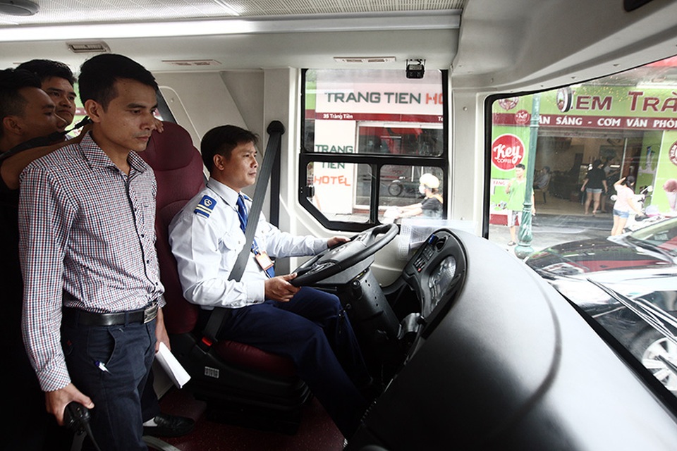 Trải nghiệm chuyến xe buýt mui trần 2 tầng sặc sỡ đầu tiên tại Hà Nội - 11
Các cán bộ của đơn vị vận hành tuyến xe buýt hai tầng mui trần tại Hà Nội trên chuyến xe đầu tiên.