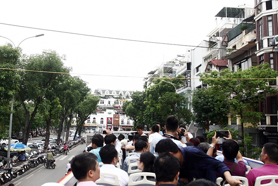 Trải nghiệm chuyến xe buýt mui trần 2 tầng sặc sỡ đầu tiên tại Hà Nội - 15 Dây điện, độ cao của các hàng cây... là những vấn đề liên quan đến an toàn của du khách cần được tính toán kỹ.