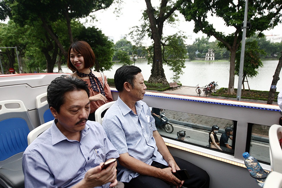 Trải nghiệm chuyến xe buýt mui trần 2 tầng sặc sỡ đầu tiên tại Hà Nội - 16 Ngoài ra, ý thức giữ an toàn của chính du khách cũng là vấn đề cần được lưu ý.