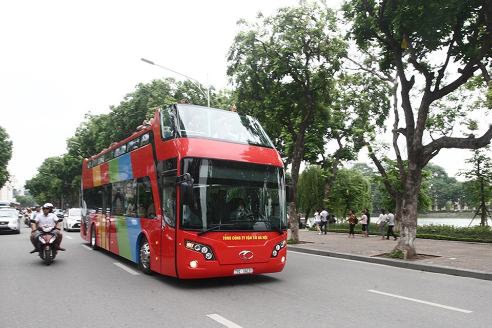 Trải nghiệm chuyến xe buýt mui trần 2 tầng sặc sỡ đầu tiên tại Hà Nội - 12
Hành trình đầu tiên của chiếc xe buýt hai tầng mui trần này khá ngắn, khởi đầu phố Tràng Tiền rồi rẽ phải sang phố Đinh Tiên Hoàng...