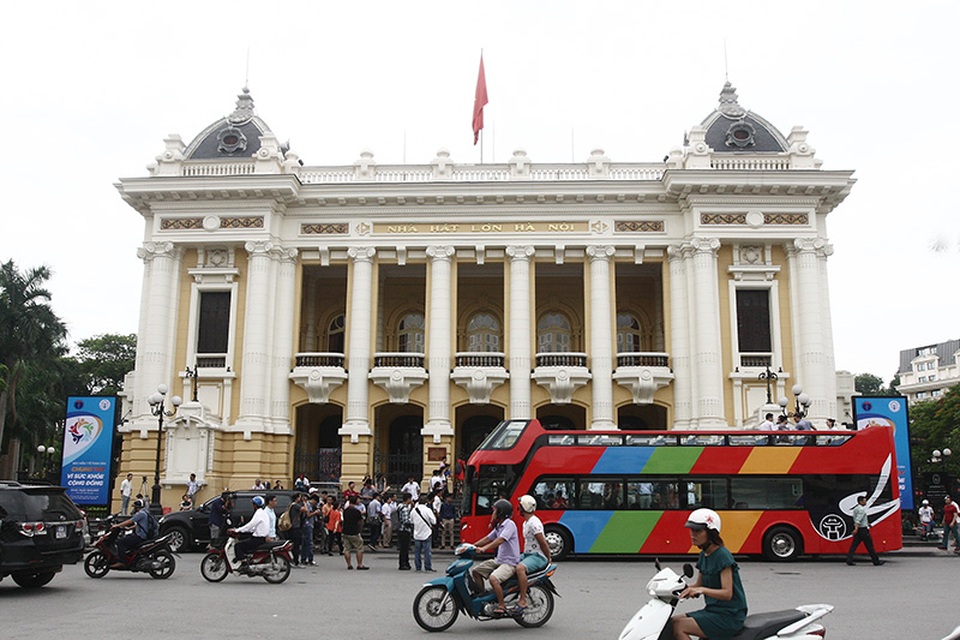 Trải nghiệm chuyến xe buýt mui trần 2 tầng sặc sỡ đầu tiên tại Hà Nội - 1
8h sáng ngày 30/6/2017, chiếc xe buýt hai tầng mui trần đã sẵn sàng trước cửa Nhà hát Lớn - Hà Nội.
