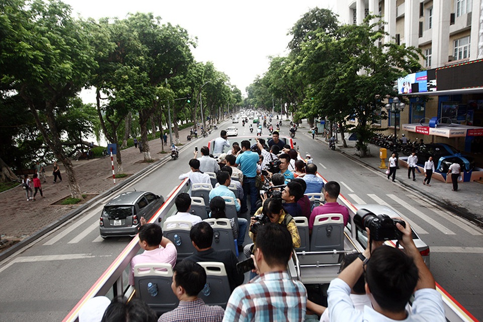 Trên tầng hai, có 10 hàng ghế nằm hết theo chiều dài của xe. Theo nhà sản xuất, hiện mới là phiên bản thử nghiệm nên vị trí, số lượng ghế ngồi này vãn chưa phải là con số chính thức.