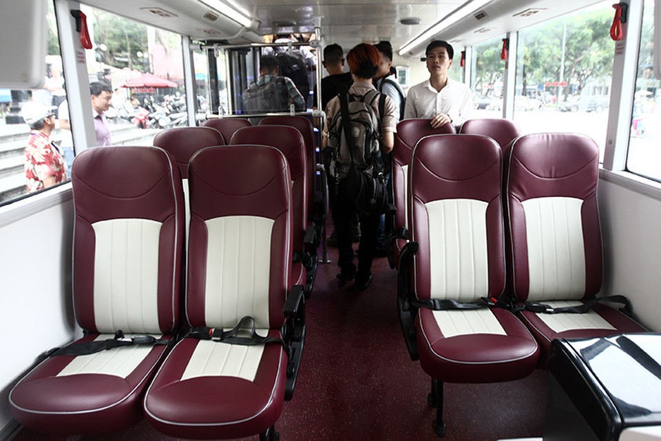 Hàng ghế ở tầng một được bọc da công nghiệp hai màu, có dây đai an toàn cùng các vị trí đứng.