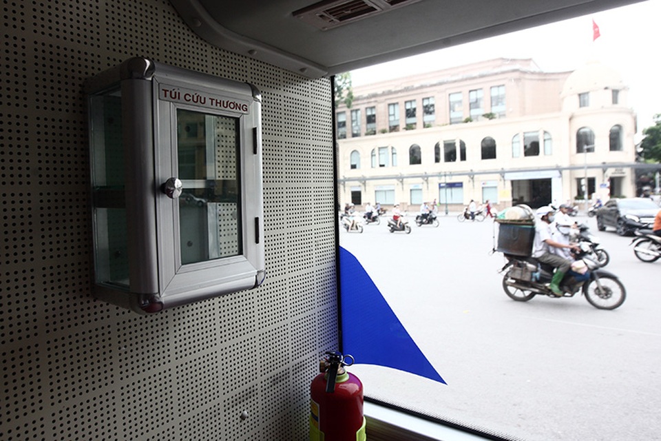 Thùng đựng đồ cứu thương có sẵn trên xe, tuy nhiên kính ở trên thùng này chưa phải là loại cường lực, chỉ tương đương với loại dùng gia đình nên cần tính toán lại cho phù hợp với sự an toàn.