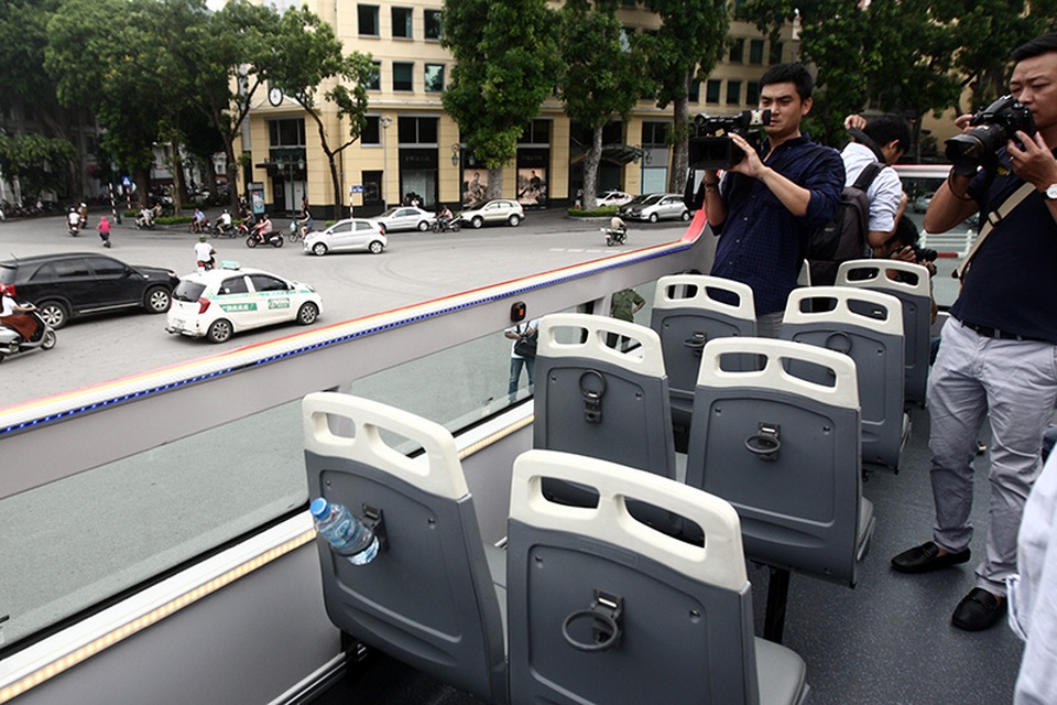 Những chiếc ghế trên tầng hai của chiếc xe bus mui trần được làm từ vật liệu nhựa, có tựa lưng và nệm ghế bằng vật liệu chịu nắng/mưa. Hiện các hàng ghế này chưa có dây an toàn.