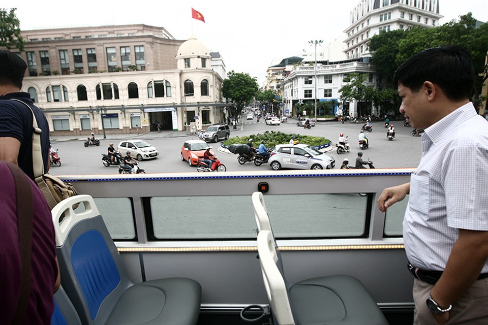 Chiều cao lan can của tầng hai đảm bảo an toàn kể cả với những hành khách có chiều cao trên 1,7m. Đối với trẻ em, những khe kính cường lực phía dưới sẽ giúp tầm nhìn không bị hạn chế. Ngoài ra, với đặc trưng là một chiếc xe có tầng hai hoàn toàn cởi mở, chiếc xe này không có giá che mưa/nắng.