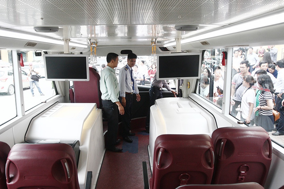 Trang bị tiện nghi với hai thùng giữ đồ uống lạnh, màn hình hiển thị thông tin cỡ lớn...