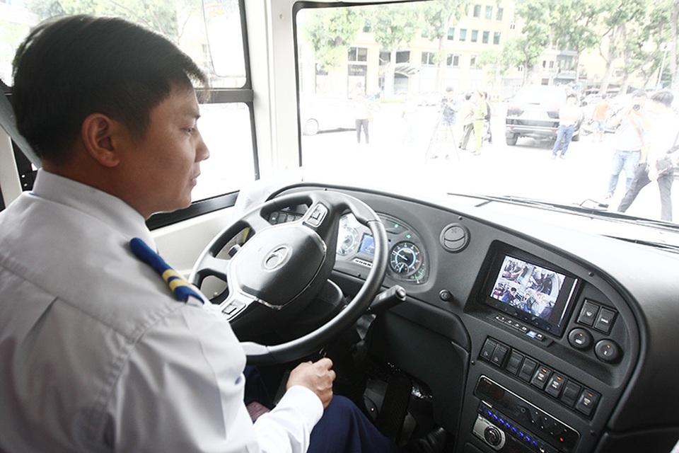 
Chiếc xe bus hai tầng mui trần được hỗ trợ 4 camera quan sát ở khoang lái, khoang hành khách tầng 1, cầu thang lên tầng hai và tại tầng 2. Ngoài ra chiếc xe cũng được trang bị hệ thống chống bó cứng phanh ABS, tính năng sấy kính trước...
