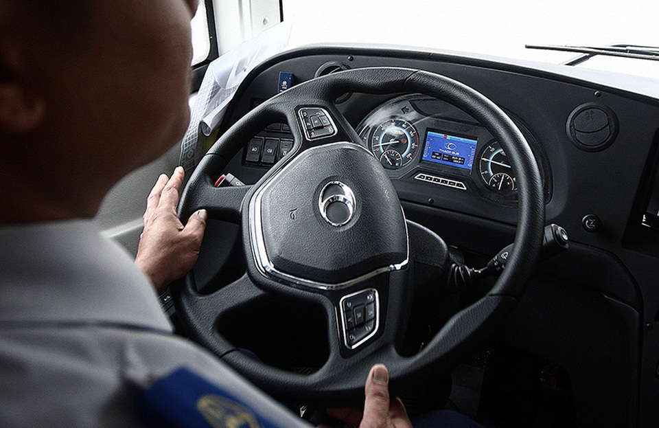 Tay lái bọc nhựa và được tích hợp hệ thống kết nối điện thoại, hệ thống điều khiển âm thanh.