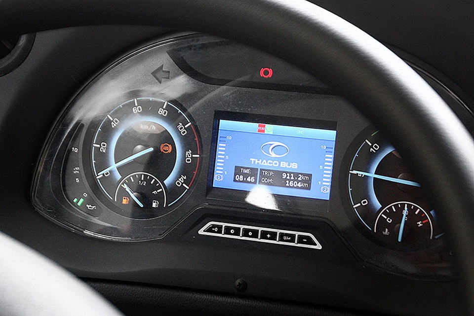 Màn hình hiển thị với logo của Trường Hải, phân khúc xe thương mại. Bảng đồng hồ này kết hợp giữa màn hình LCD và đồng hồ dạng kim truyền thống. Do đây mới là phiên bản thử nghiệm nên một số đèn báo vẫn hiển thị trong quá trình vận hành.