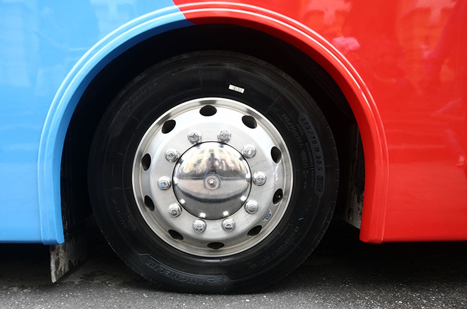 Hệ thống lốp Michelin lớn, với kích thước 275/70 R22.5 X Multi Z. Hiện tại châu Âu, chiếc lốp này có giá bán khoảng 550 Euro (tương đương 14,2 triệu/quả).