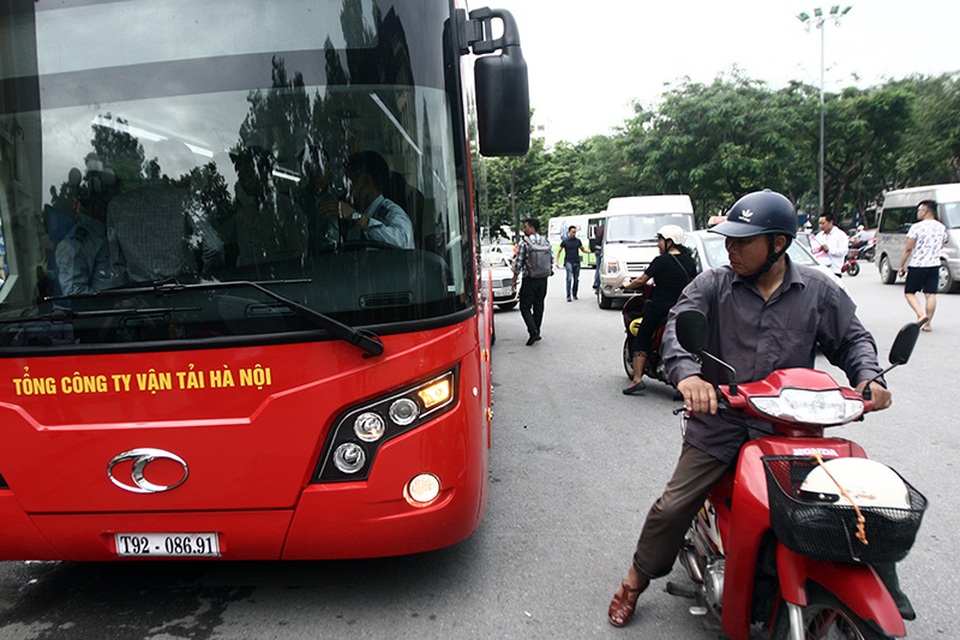 Hệ thống đèn pha dạng chiếu kèm đèn sương mù có kích thước tương đương.
