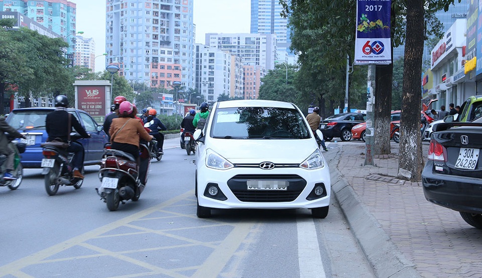 Hà Nội: Nhan nhản ô tô dừng đỗ trái phép dọc tuyến buýt nhanh BRT - 6
Không chỉ đỗ trái phép, chiếc ô tô này còn đỗ ở trạng thái ngược chiều. Hình ảnh ghi lại trên đường Lê Văn Lương.