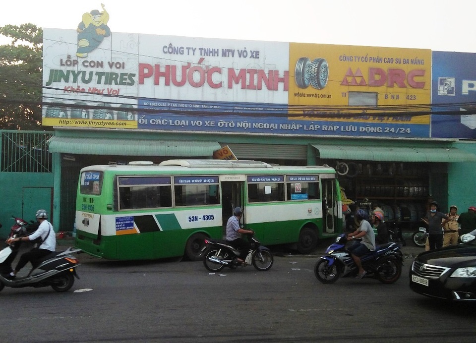 Xe buýt lao thẳng vào nhà dân, hàng chục khách hốt hoảng - 1 Hiện trường xe buýt lao vào nhà dân chiều 13/2