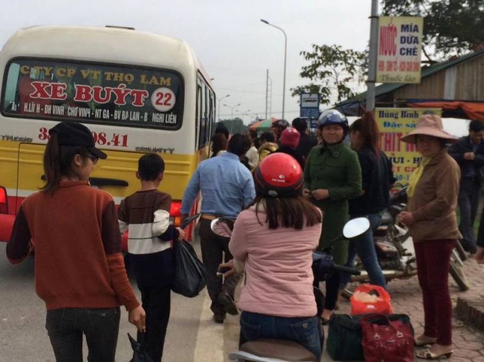 Vã mồ hôi đi xe buýt ngày đầu năm - 4 Nhiều người dân bày tỏ sự khiếp sợ mỗi khi nói đến chuyện đi xe buýt những ngày đầu năm bởi tình trạng quá tải