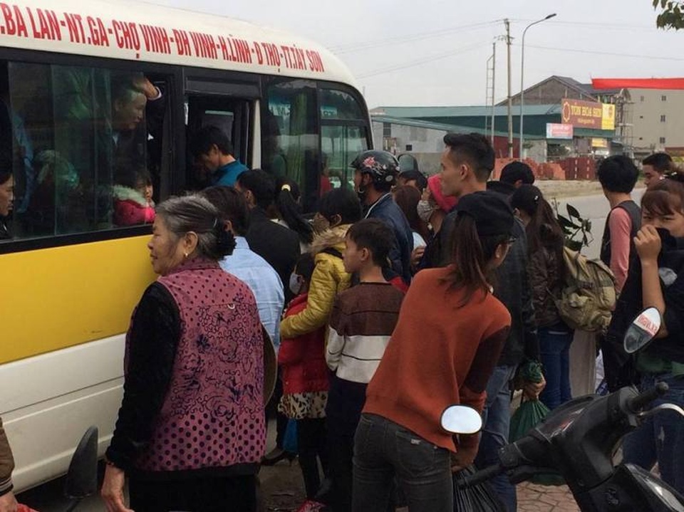 Vã mồ hôi đi xe buýt ngày đầu năm - 1 Lượng khách đi xe buýt đầu năm nhiều, khiến các chuyến xe đều quá tải