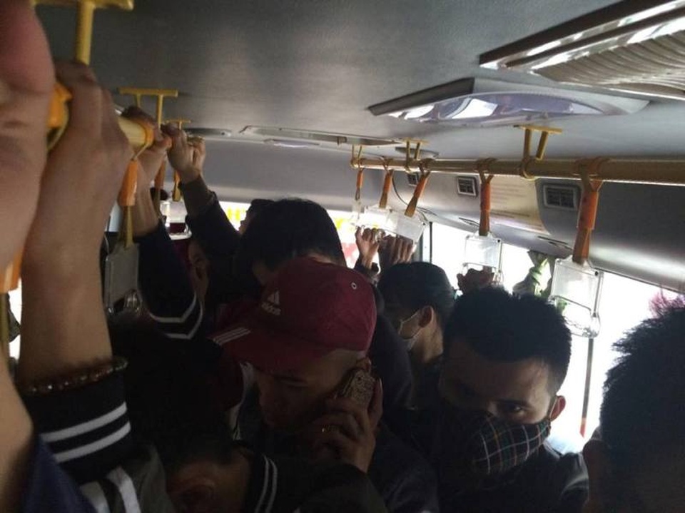 Vã mồ hôi đi xe buýt ngày đầu năm - 2 Vã mồ hôi đi xe buýt ngày đầu năm - 2