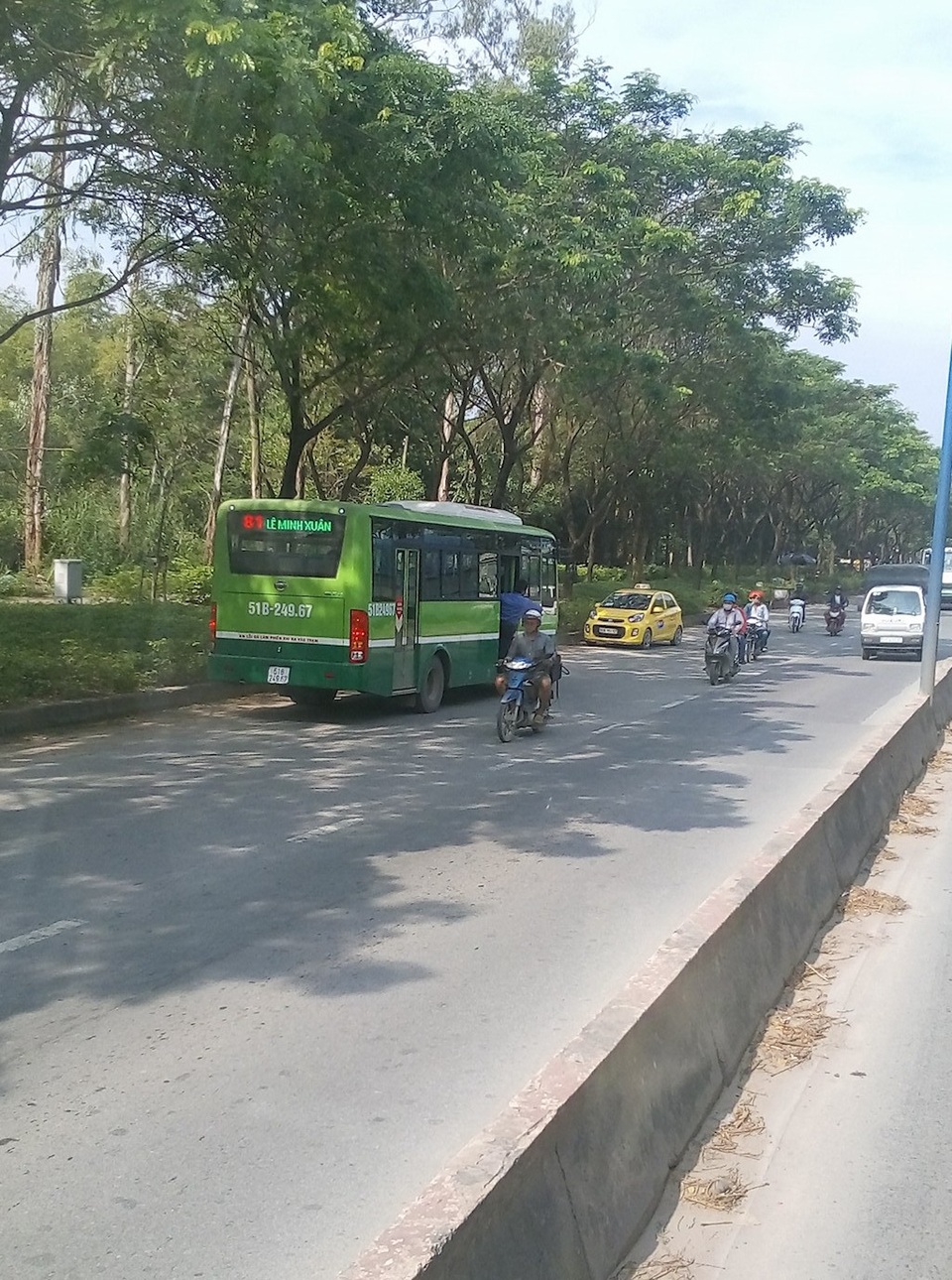 Xác minh thông tin xe buýt đi ngược chiều ở Sài Gòn - 1 Chiếc xe buýt đi ngược chiều trước hàng loạt phương tiện (ảnh: FB)
