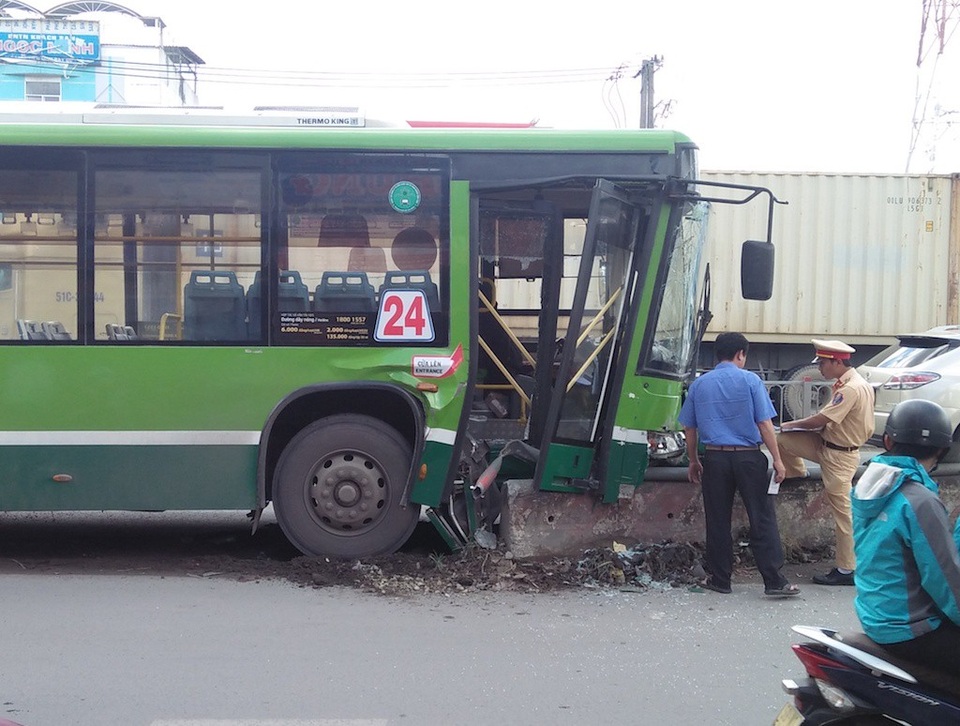 Hành khách la hét trên chiếc xe buýt gặp nạn, 4 người nhập viện - 2 Hiện trường chiếc xe buýt gặp nạn