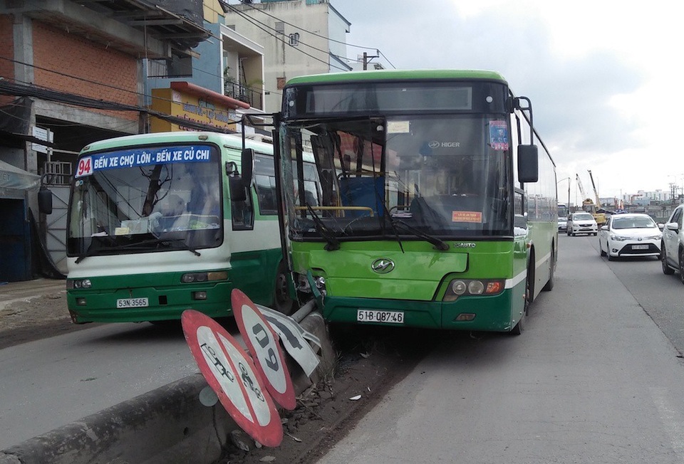 Hành khách la hét trên chiếc xe buýt gặp nạn, 4 người nhập viện - 1 Hành khách la hét trên chiếc xe buýt gặp nạn, 4 người nhập viện - 1