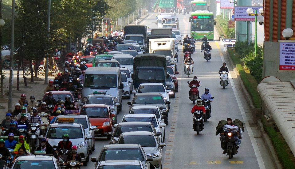 Sẽ xử lý ô tô, xe máy lấn làn xe buýt nhanh - 1 Xe máy vô tư lưu thông trên làn đường dành riêng cho xe buýt nhanh.
