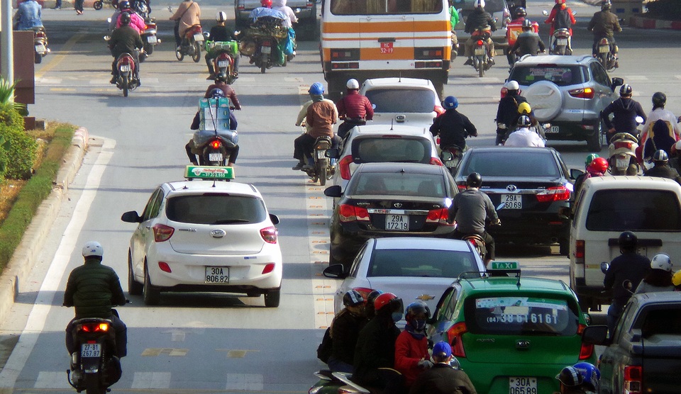 Sẽ xử lý ô tô, xe máy lấn làn xe buýt nhanh - 3 Vượt qua đèn đỏ, một số ô tô, xe máy nhanh chóng nhập làn xe buýt nhanh.
