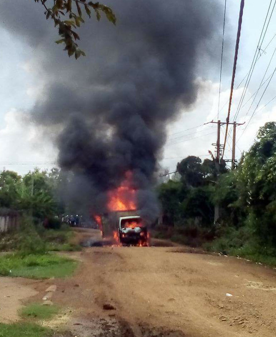 Xe tải chở bình gas mini bốc cháy dữ dội, phát nổ giữa đường - 1
Chiếc xe chở gas cháy dữ dội (ảnh T.B)