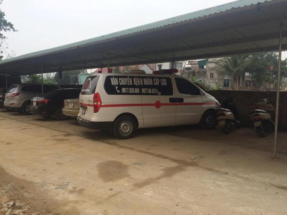 Vụ "độ" xe cấp cứu: Làm ngơ cho xe tư nhân "chặt chém" người bệnh? - 1 
Chiếc xe cấp cứu tư nhân này luôn tung hoành trong bệnh viện, lấy giá cắt cổ bệnh nhân