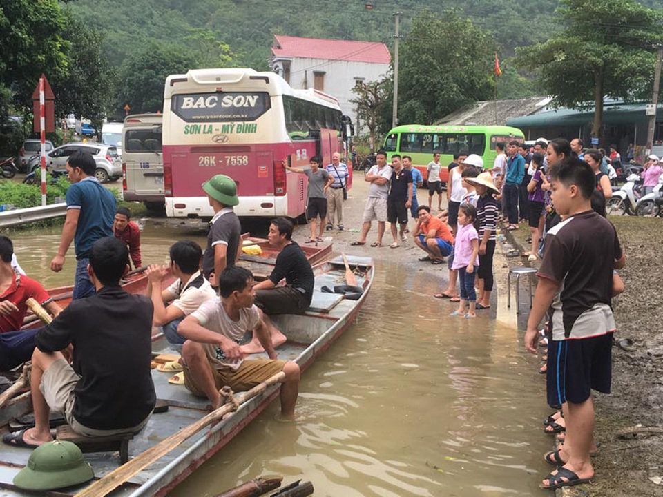 
Ô tô trở nên vô dụng, khách xuống xe chuyển sang đi... thuyền.
