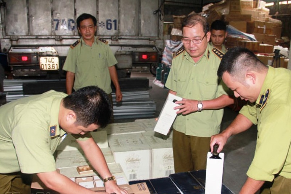 Bắt xe tải chở hơn 500 chai rượu ngoại giấu trong mỡ lợn - 1 Cơ quan chức năng kiểm tra số rượu ngoại không rõ nguồn gốc