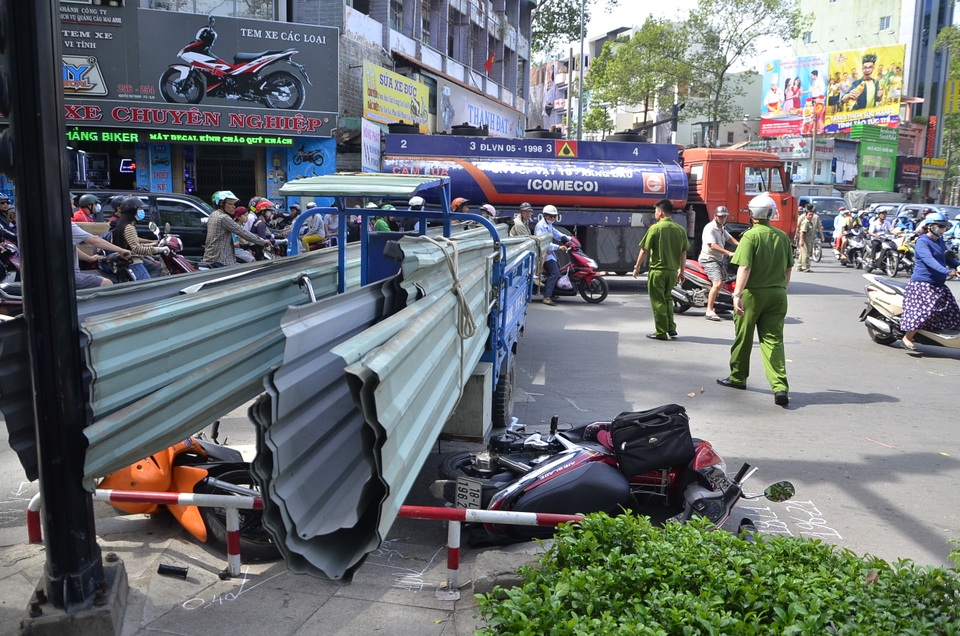 Xe chở tôn cứa 2 người bị thương trên phố Sài Gòn - 1 Xe chở tôn cứa 2 người bị thương trên phố Sài Gòn - 1