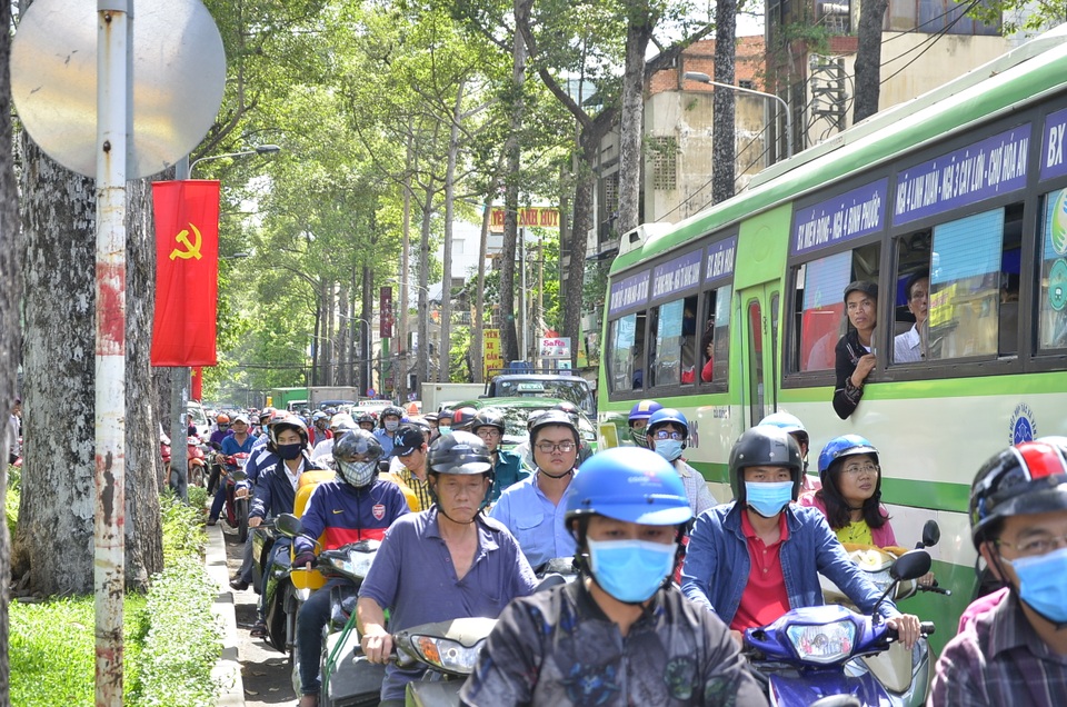 Xe chở tôn cứa 2 người bị thương trên phố Sài Gòn - 4 Giao thông qua khu vực ùn xe kéo dài