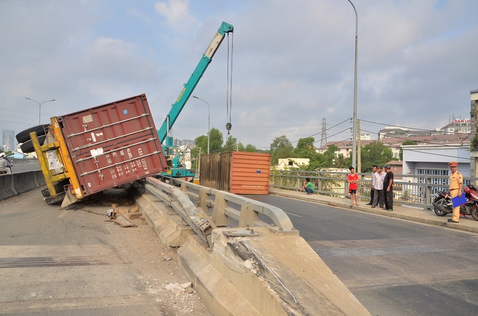 Khoảng 5h30 sáng 4/4/2016, xe đầu kéo 51C - 700.47 chở theo 2 thùng container (loại 20 feet), lưu thông qua cầu Phú Mỹ hướng từ quận 2 về quận 7 khi vừa xuống dốc thì đâm vào thành cầu nằm lật chắn ngang làn đường (ảnh: Thảo Trần)