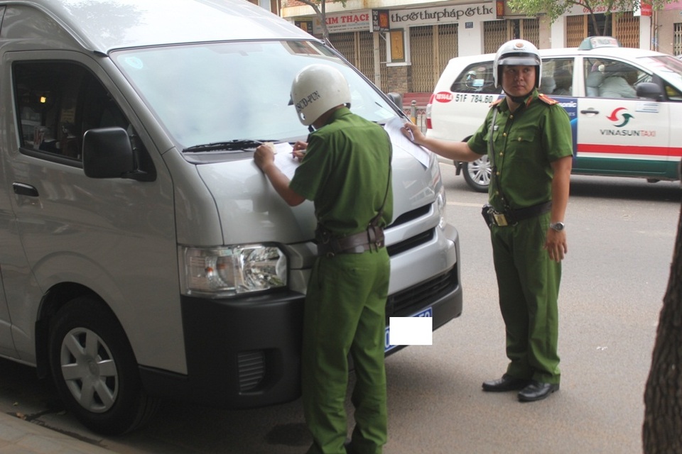 
Lập biên bản xe vi phạm đậu dưới đường cấm
