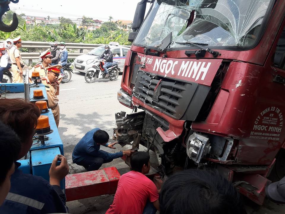 Hà Nội: Xe container đâm hỏng 2 nhà dân - 2 Đầu xe container bị hư hỏng sau va chạm.
