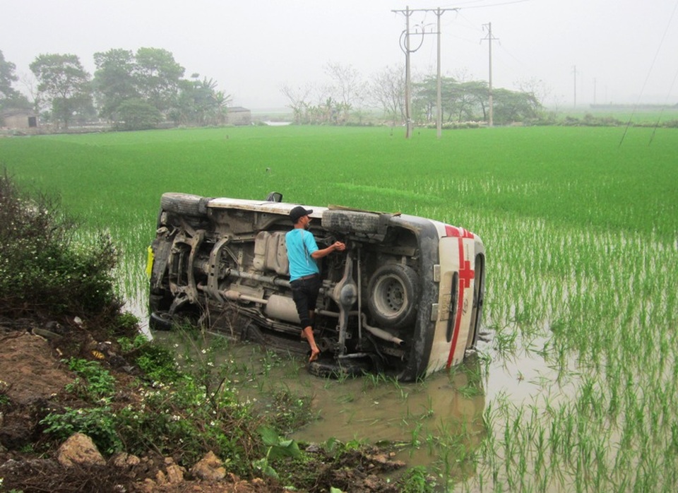 Xe cứu thương lật xuống ruộng, dân đập kính cứu người - 2
Người dân phải đập kính đưa các nạn nhân ra ngoài.