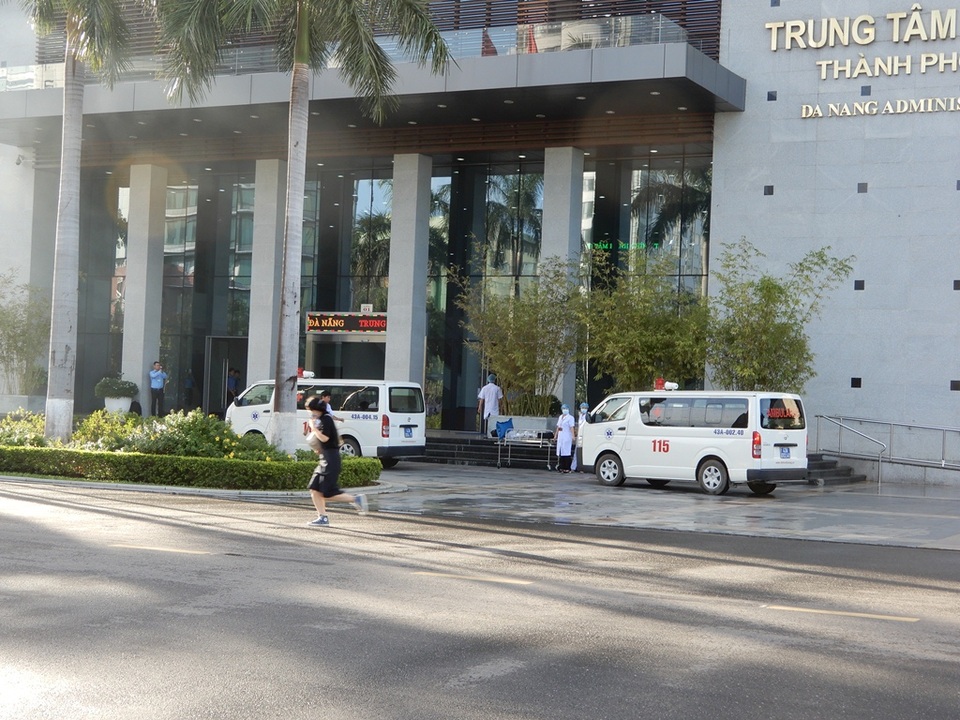 Diễn tập chữa cháy tòa nhà Trung tâm hành chính Đà Nẵng - 2 Xe cứu thương tiếp cận hiện trường để đưa những người bị nạn đi cứu cấp