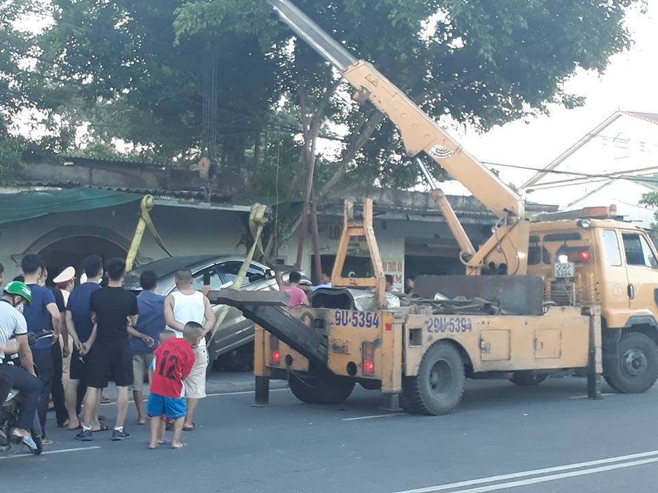 Tài xế nhầm chân ga, ô tô "trèo" lên nhiều xe máy - 2